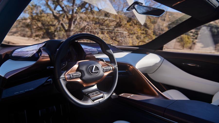Торпедо Lexus LF-1 Limitless 2018 года  (фото 17 из 72)